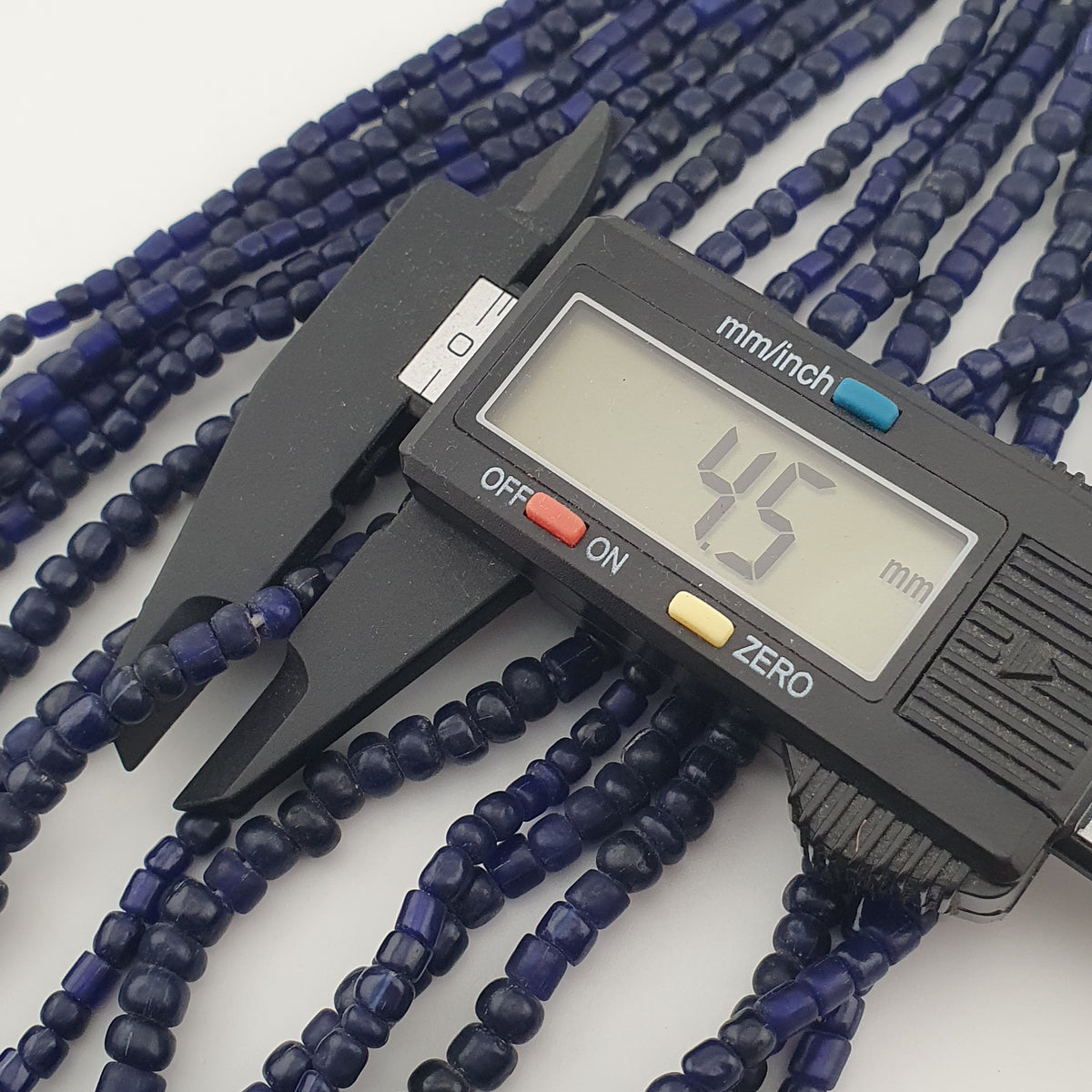 Collier de perles de verre bleu foncé de style africain antique de 4 à 5,5 mm