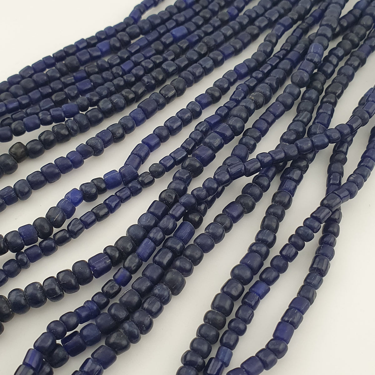 Collier de perles de verre bleu foncé de style africain antique de 4 à 5,5 mm