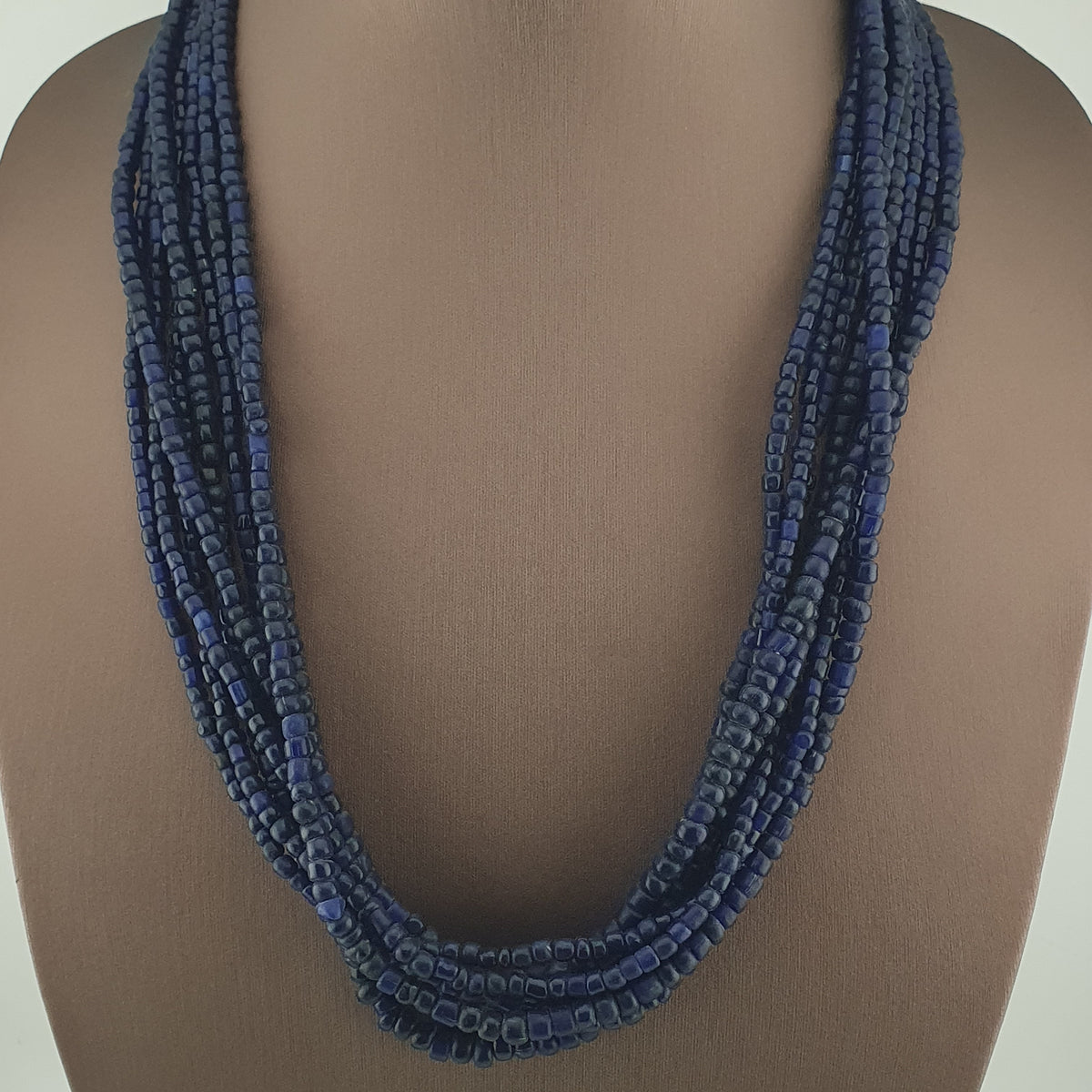 Collier de perles de verre bleu foncé de style africain antique de 4 à 5,5 mm