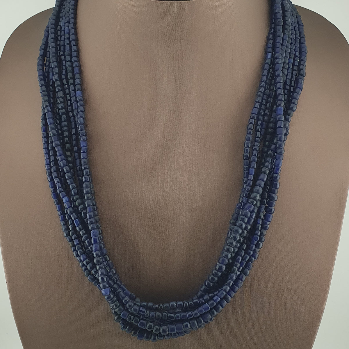 Collier de perles de verre bleu foncé de style africain antique de 4 à 5,5 mm