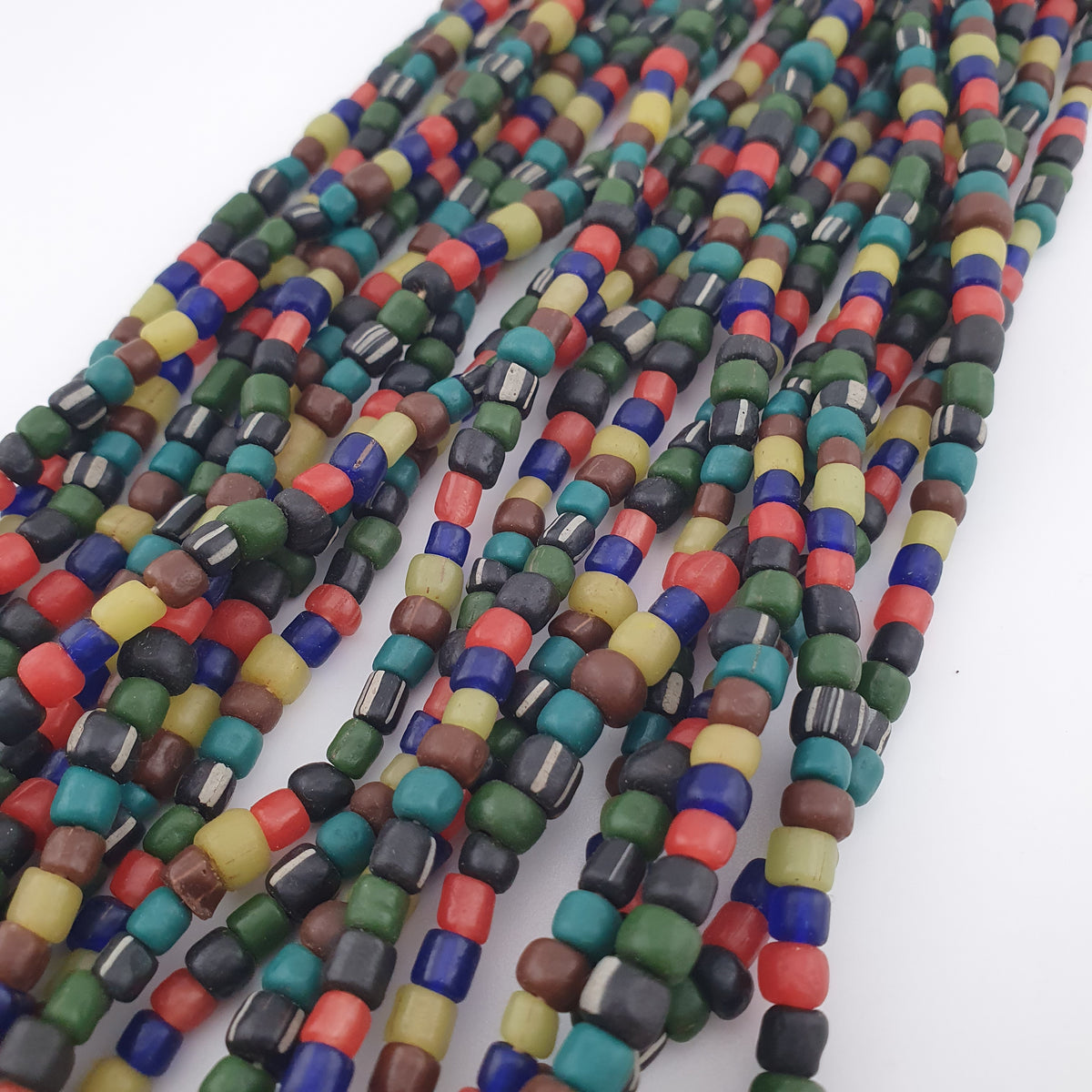 Collier en perles de verre multicolores de style africain antique de 4 à 5,5 mm