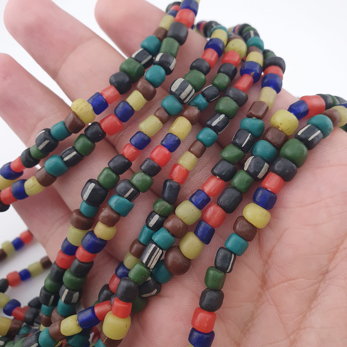 Collier en perles de verre multicolores de style africain antique de 4 à 5,5 mm