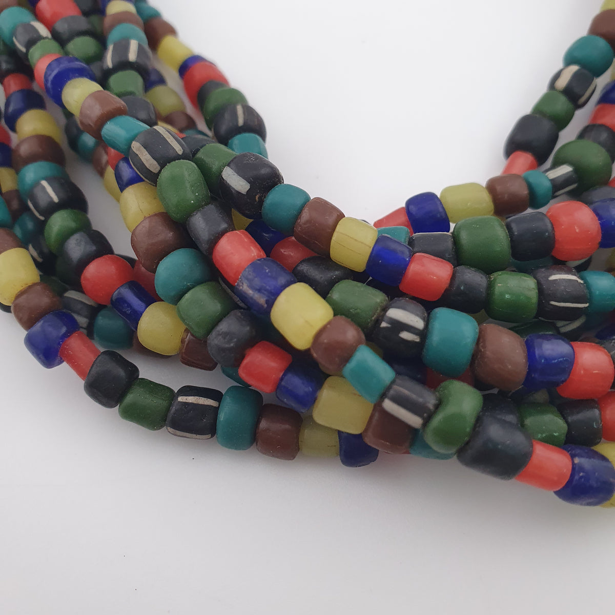Collier en perles de verre multicolores de style africain antique de 4 à 5,5 mm
