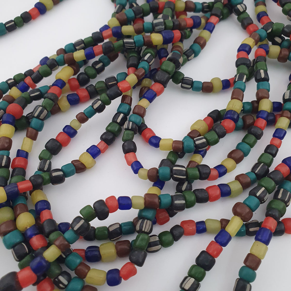 Collier en perles de verre multicolores de style africain antique de 4 à 5,5 mm