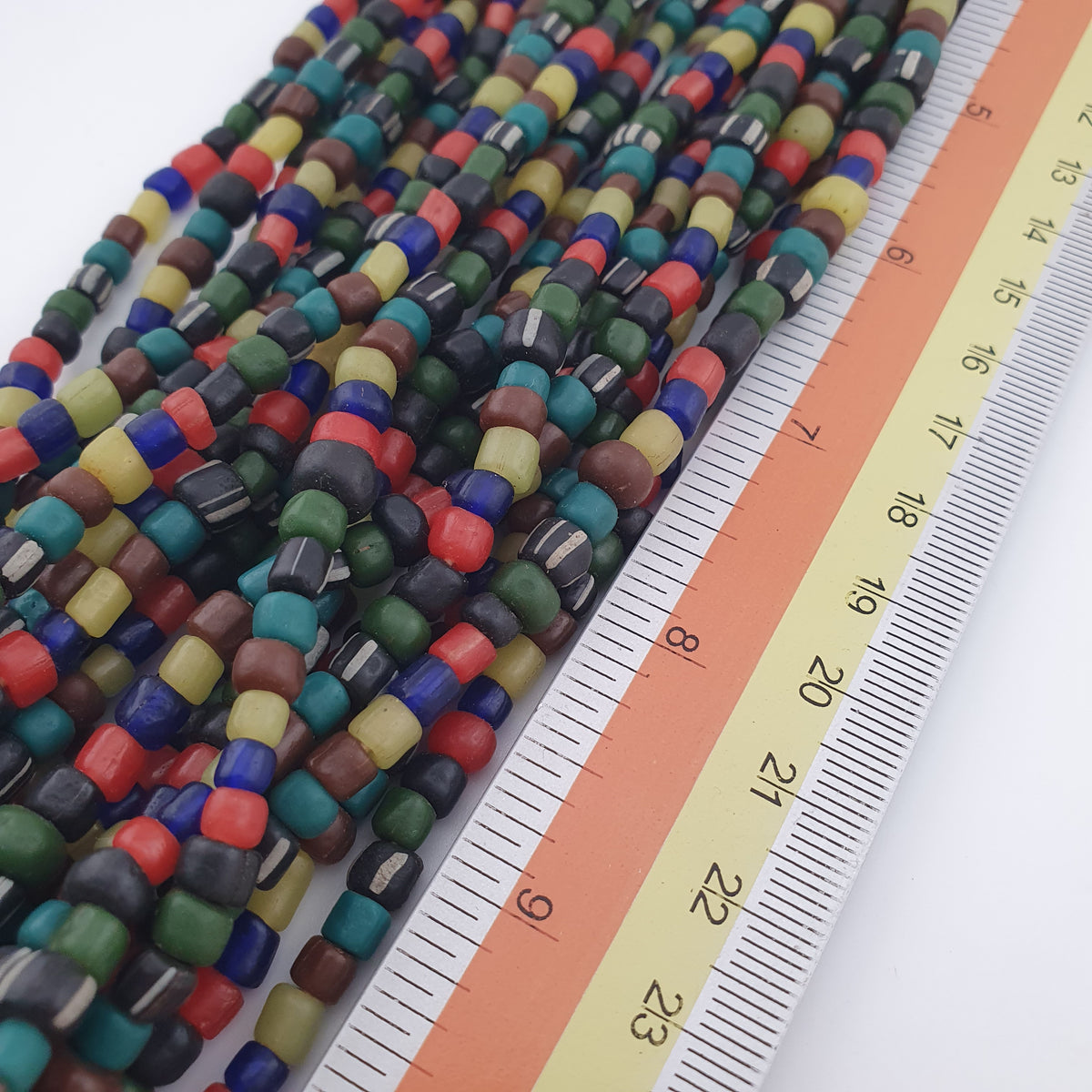 Collier en perles de verre multicolores de style africain antique de 4 à 5,5 mm