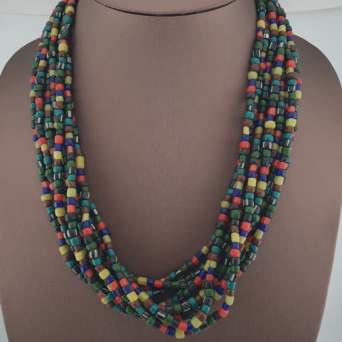 Collier en perles de verre multicolores de style africain antique de 4 à 5,5 mm