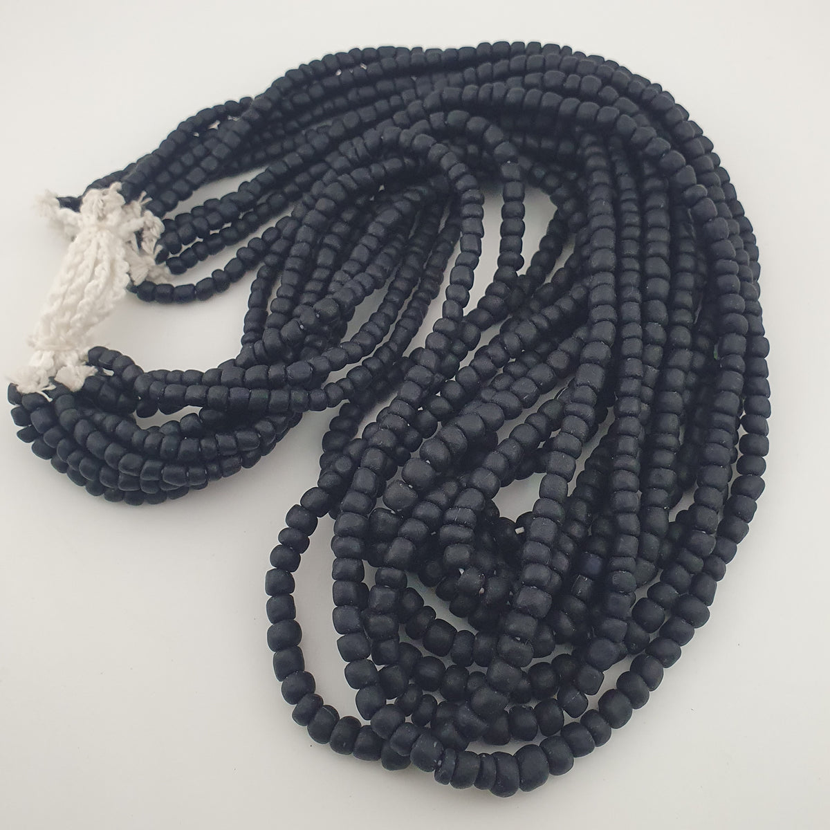 Collier en perles de verre antiques style africain noir foncé bleu 5-6,6 mm