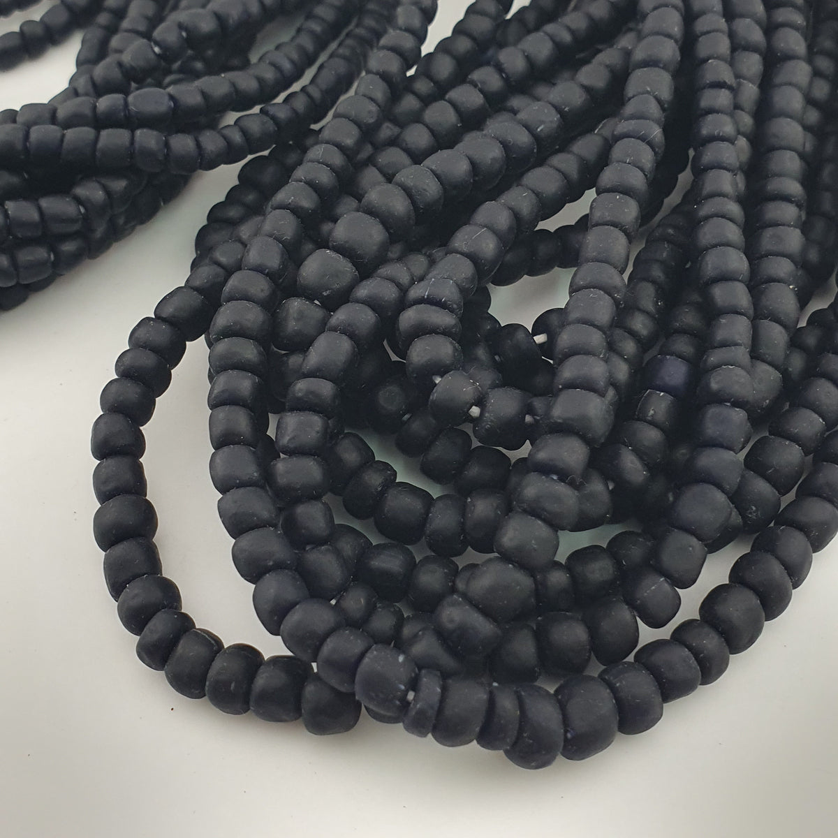Collier en perles de verre antiques style africain noir foncé bleu 5-6,6 mm