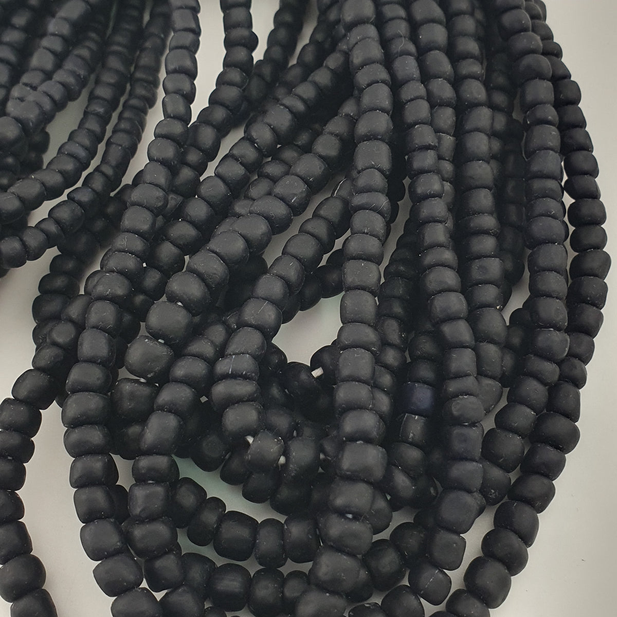 Collier en perles de verre antiques style africain noir foncé bleu 5-6,6 mm