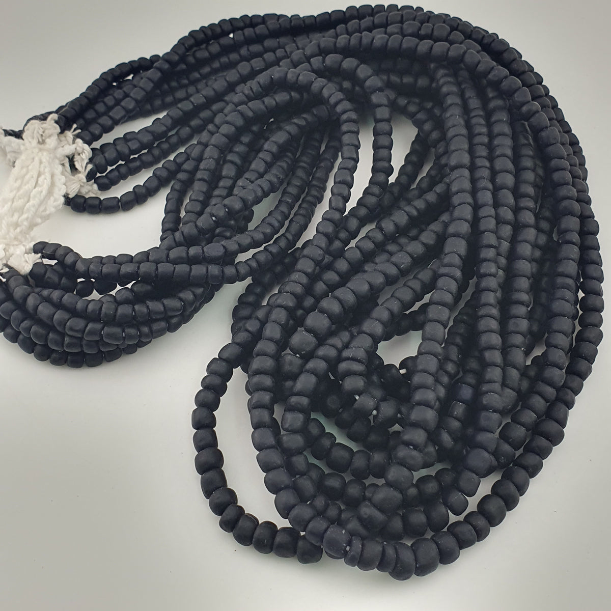 Collier en perles de verre antiques style africain noir foncé bleu 5-6,6 mm