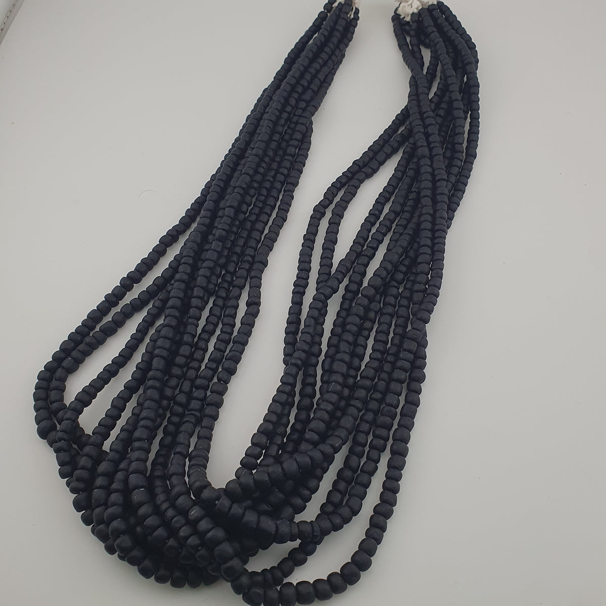 Collier en perles de verre antiques style africain noir foncé bleu 5-6,6 mm