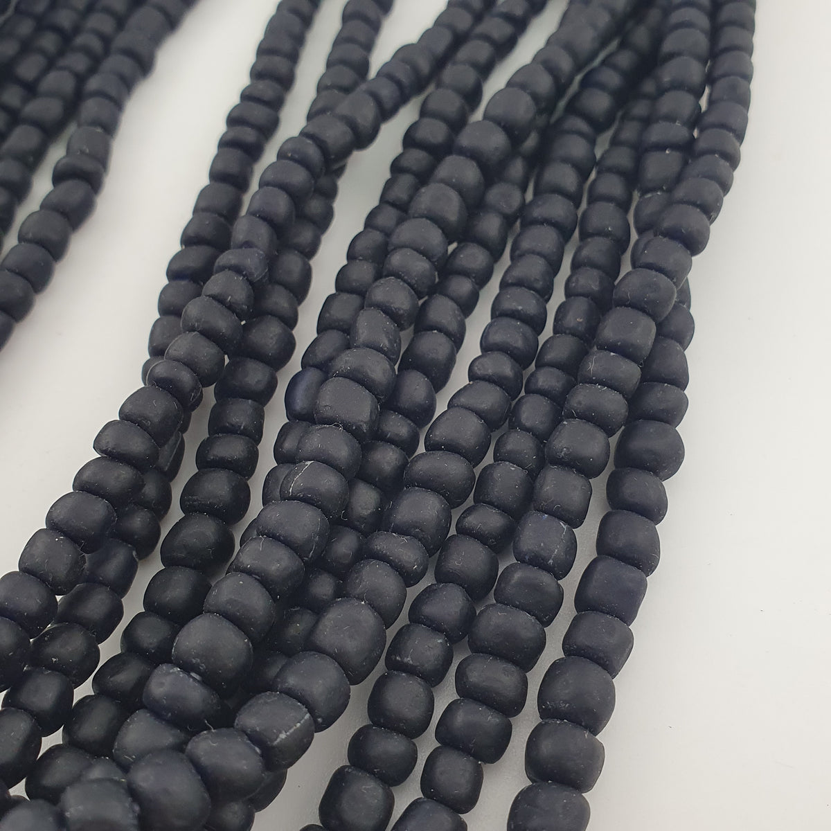 Collier en perles de verre antiques style africain noir foncé bleu 5-6,6 mm
