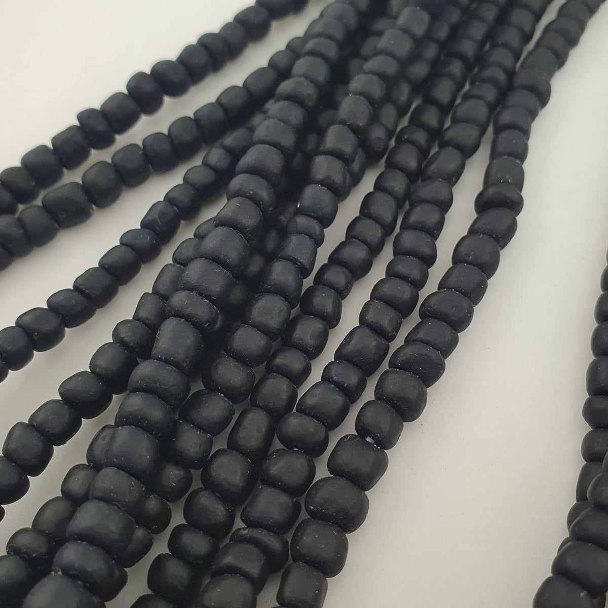 Collier en perles de verre antiques style africain noir foncé bleu 5-6,6 mm