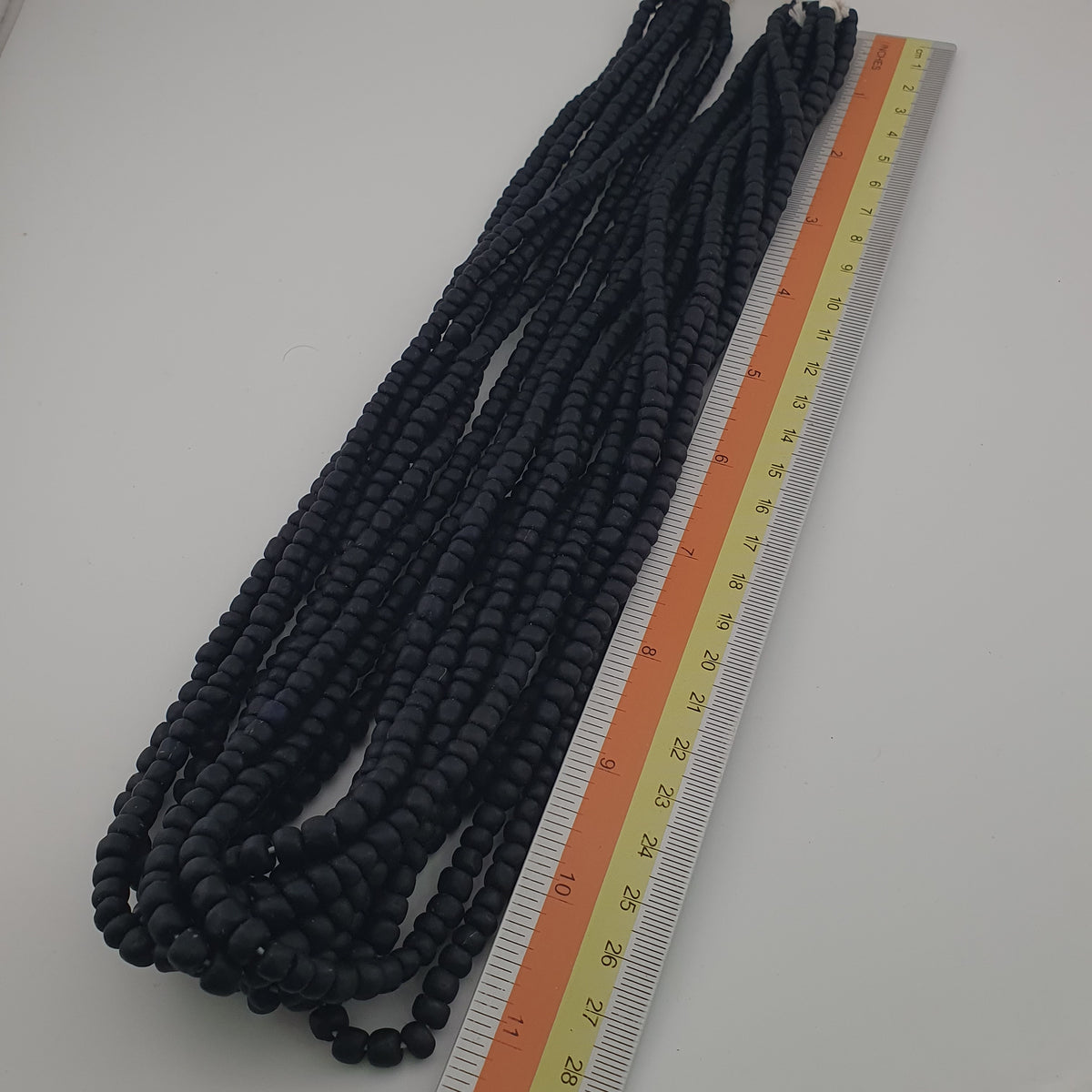 Collier en perles de verre antiques style africain noir foncé bleu 5-6,6 mm