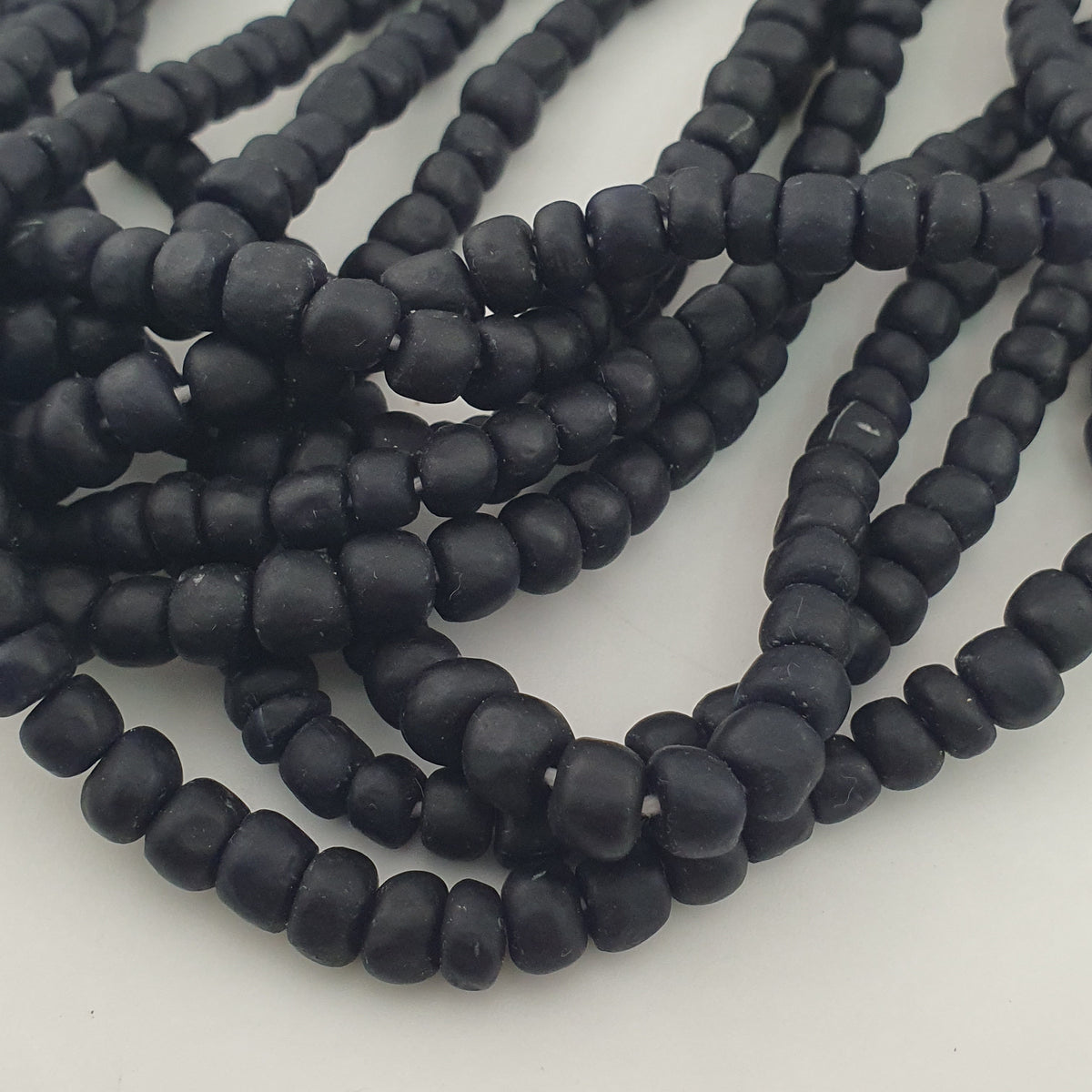 Collier en perles de verre antiques style africain noir foncé bleu 5-6,6 mm