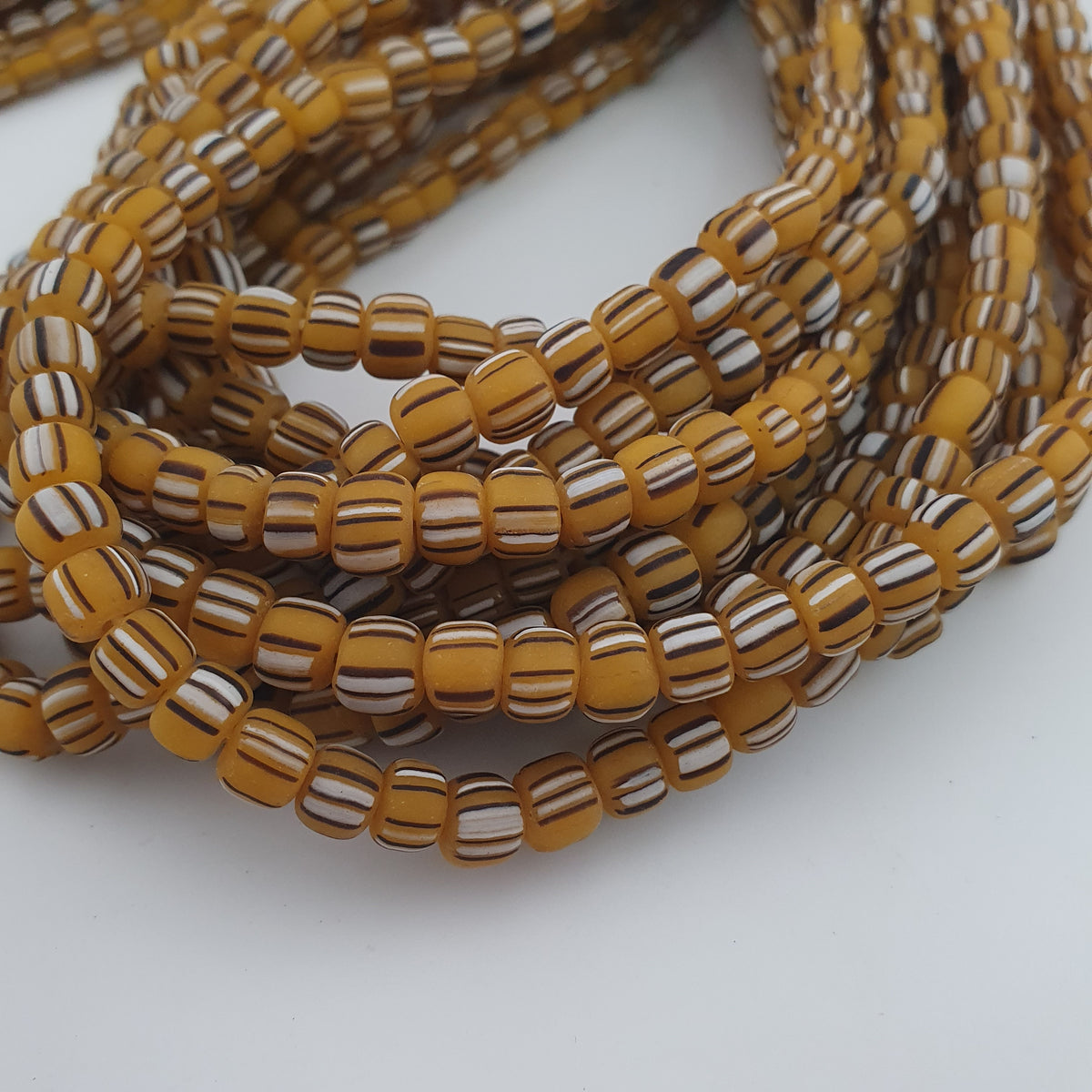 Collier de perles de verre rayées de style africain vintage 4-5,5 mm