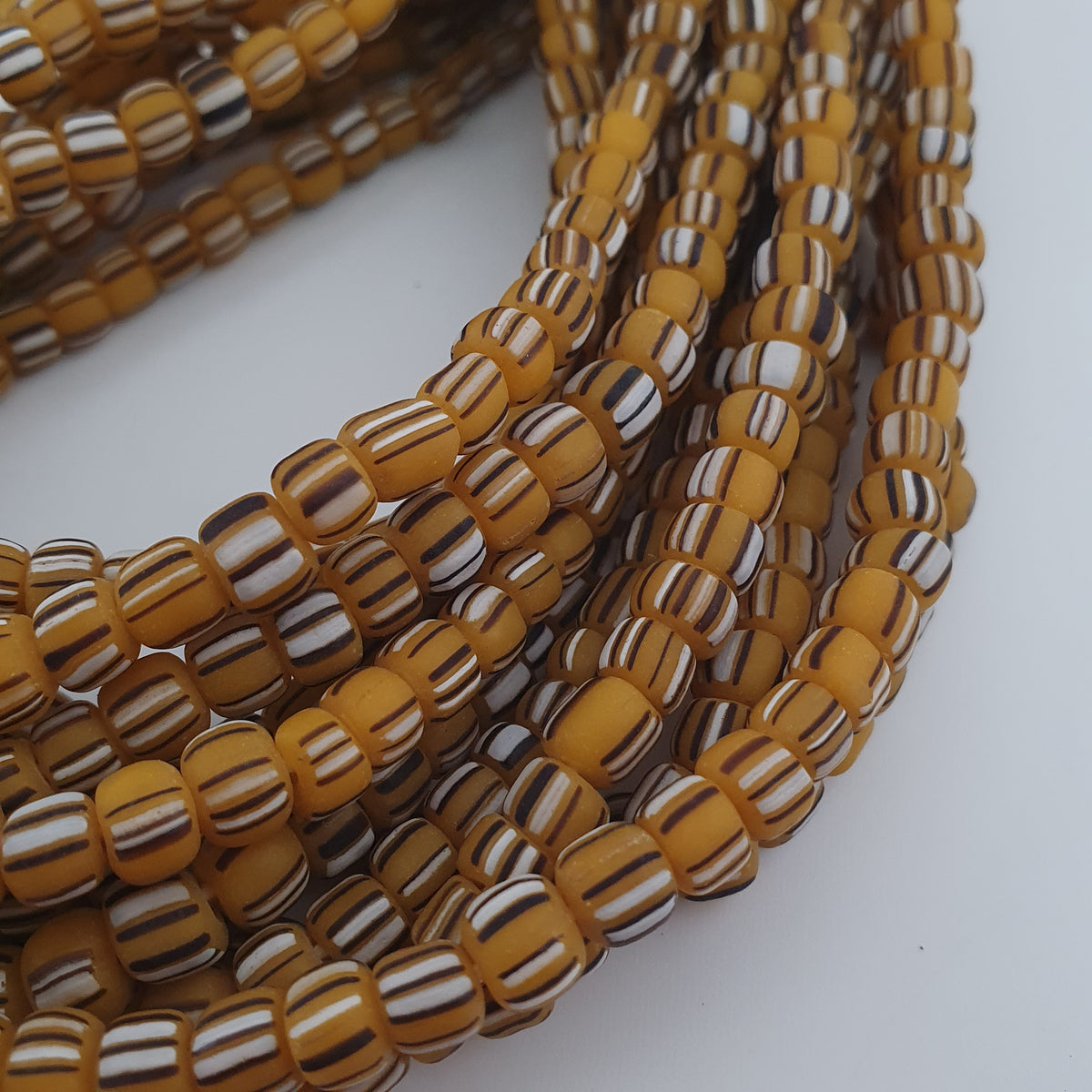 Collier de perles de verre rayées de style africain vintage 4-5,5 mm