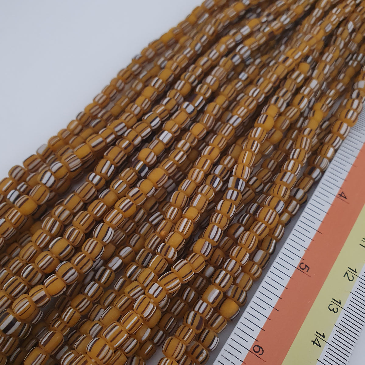 Collier de perles de verre rayées de style africain vintage 4-5,5 mm