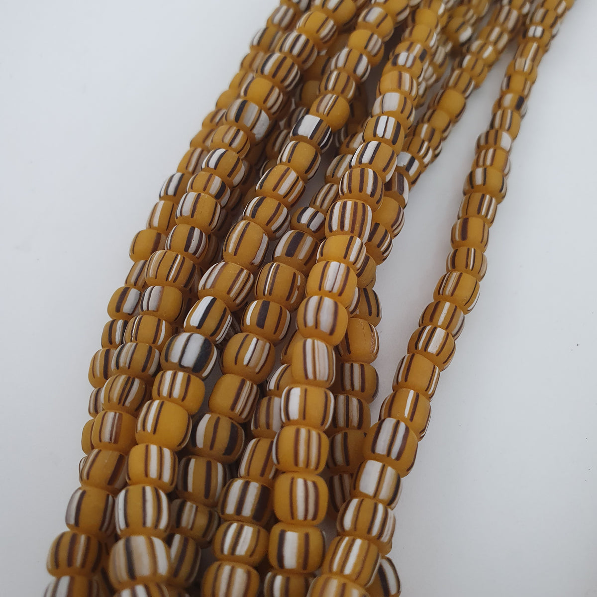 Collier de perles de verre rayées de style africain vintage 4-5,5 mm