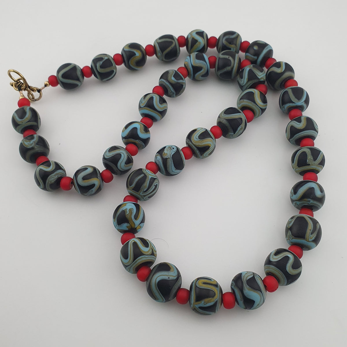 Collier ancien perles vénitiennes motif zigzag et perles de verre WhiteHeart de Venise