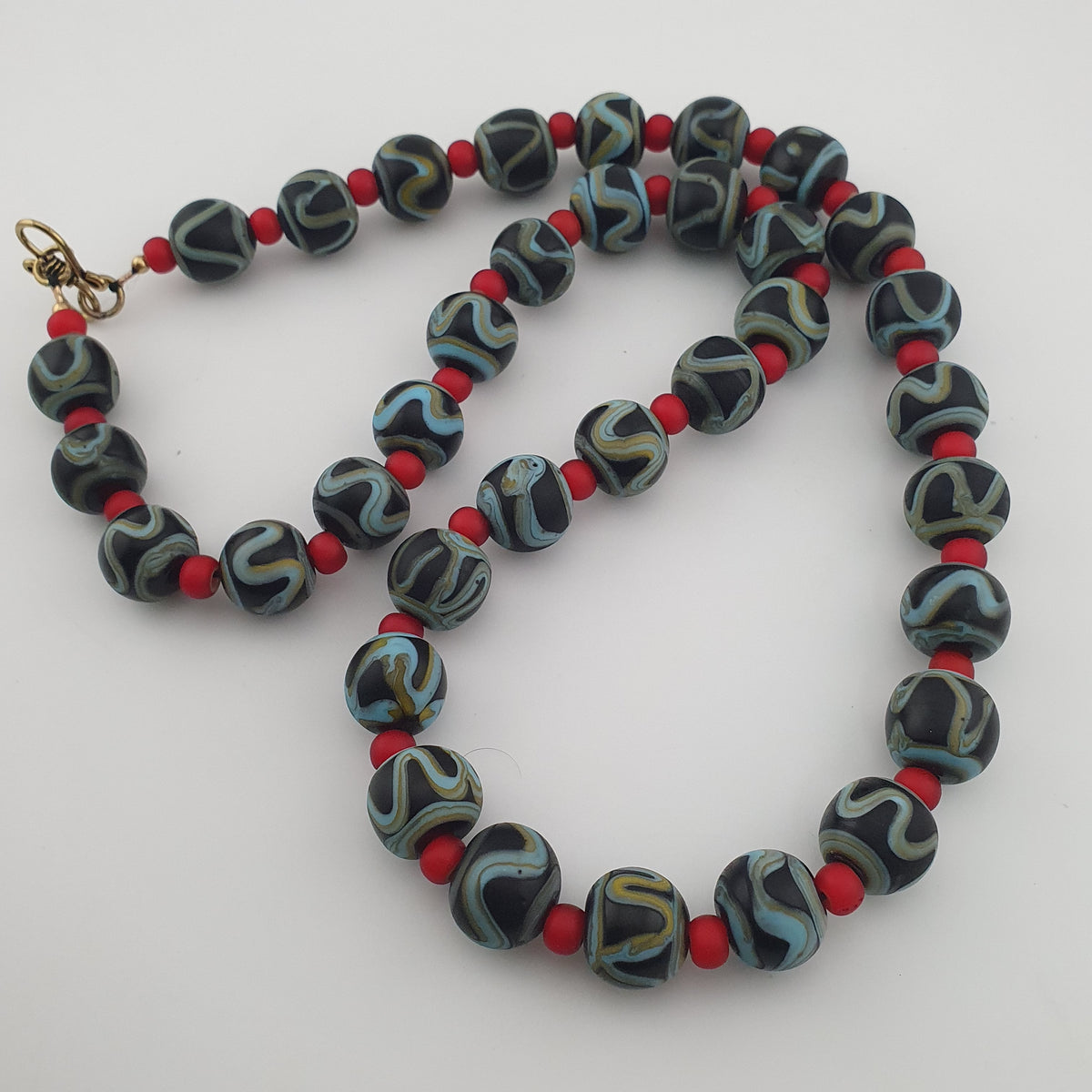Collier ancien perles vénitiennes motif zigzag et perles de verre WhiteHeart de Venise