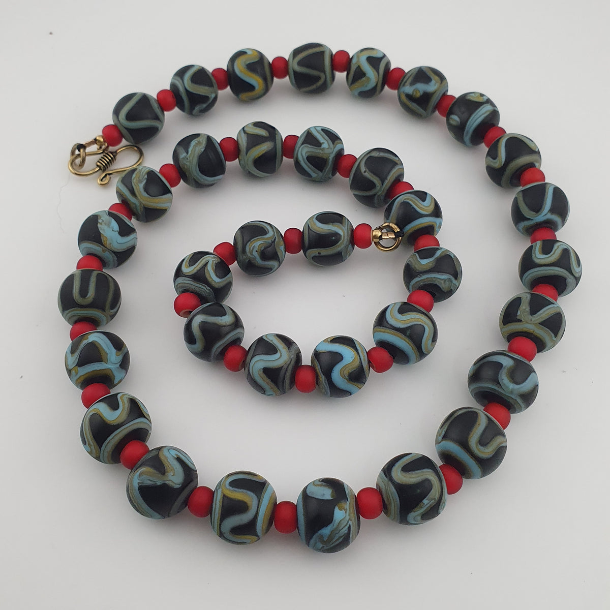 Collier ancien perles vénitiennes motif zigzag et perles de verre WhiteHeart de Venise