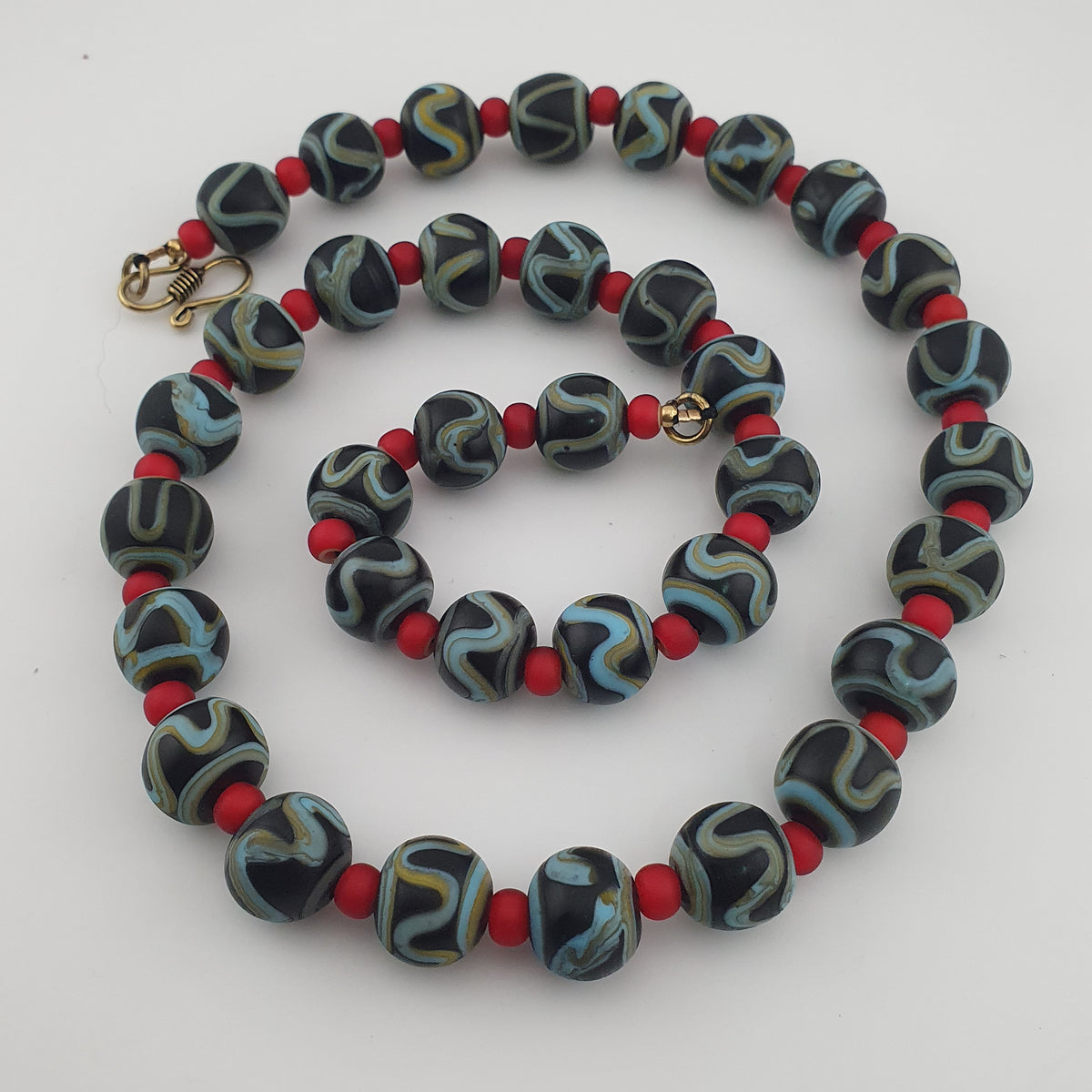 Collier ancien perles vénitiennes motif zigzag et perles de verre WhiteHeart de Venise