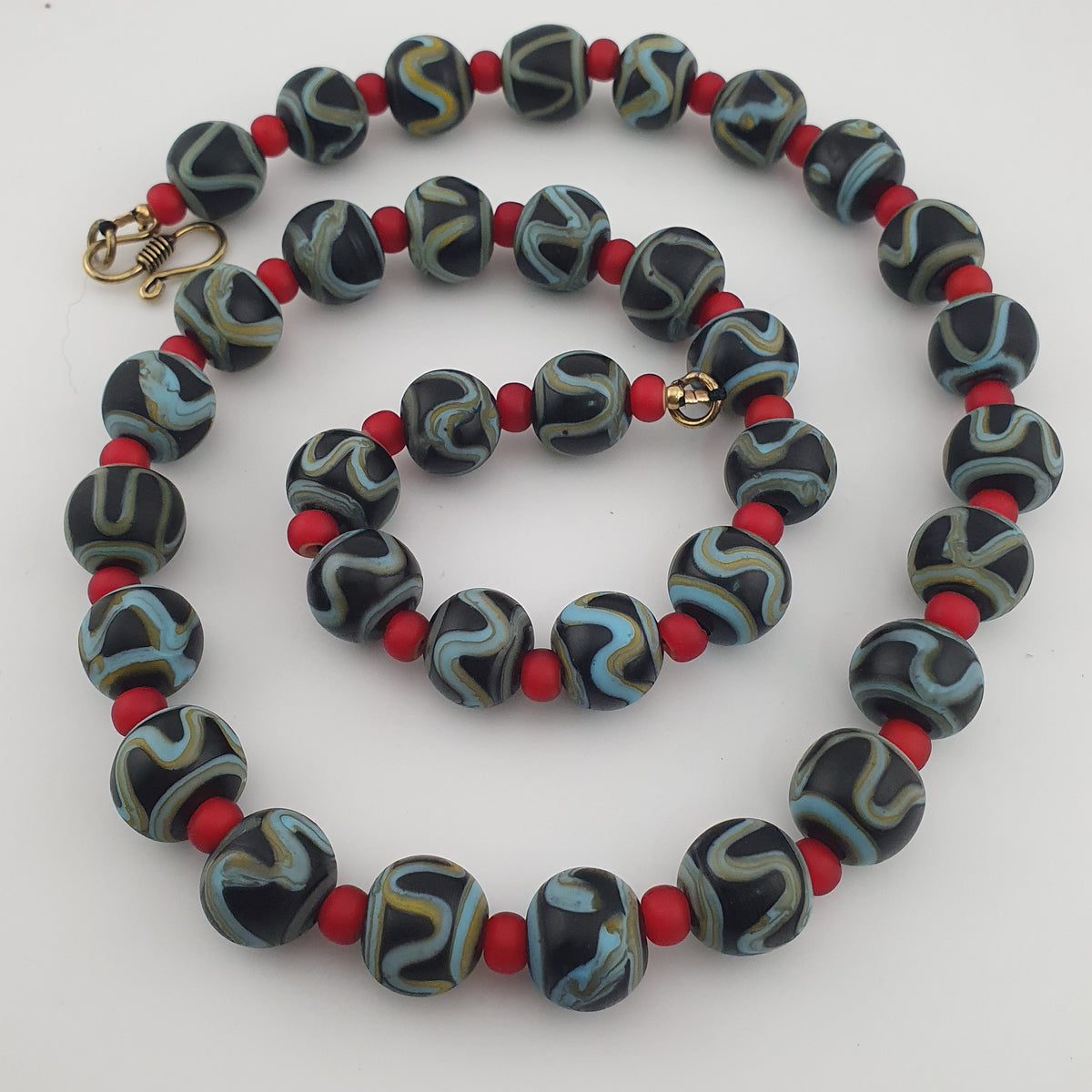 Collier ancien perles vénitiennes motif zigzag et perles de verre WhiteHeart de Venise