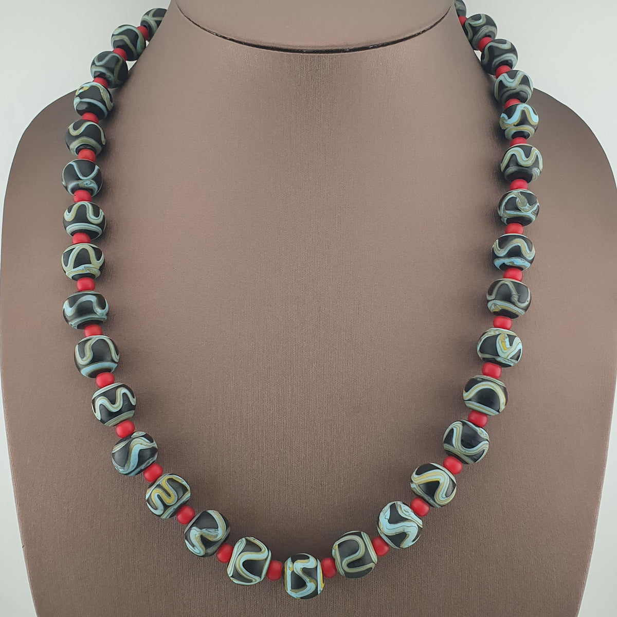 Collier ancien perles vénitiennes motif zigzag et perles de verre WhiteHeart de Venise