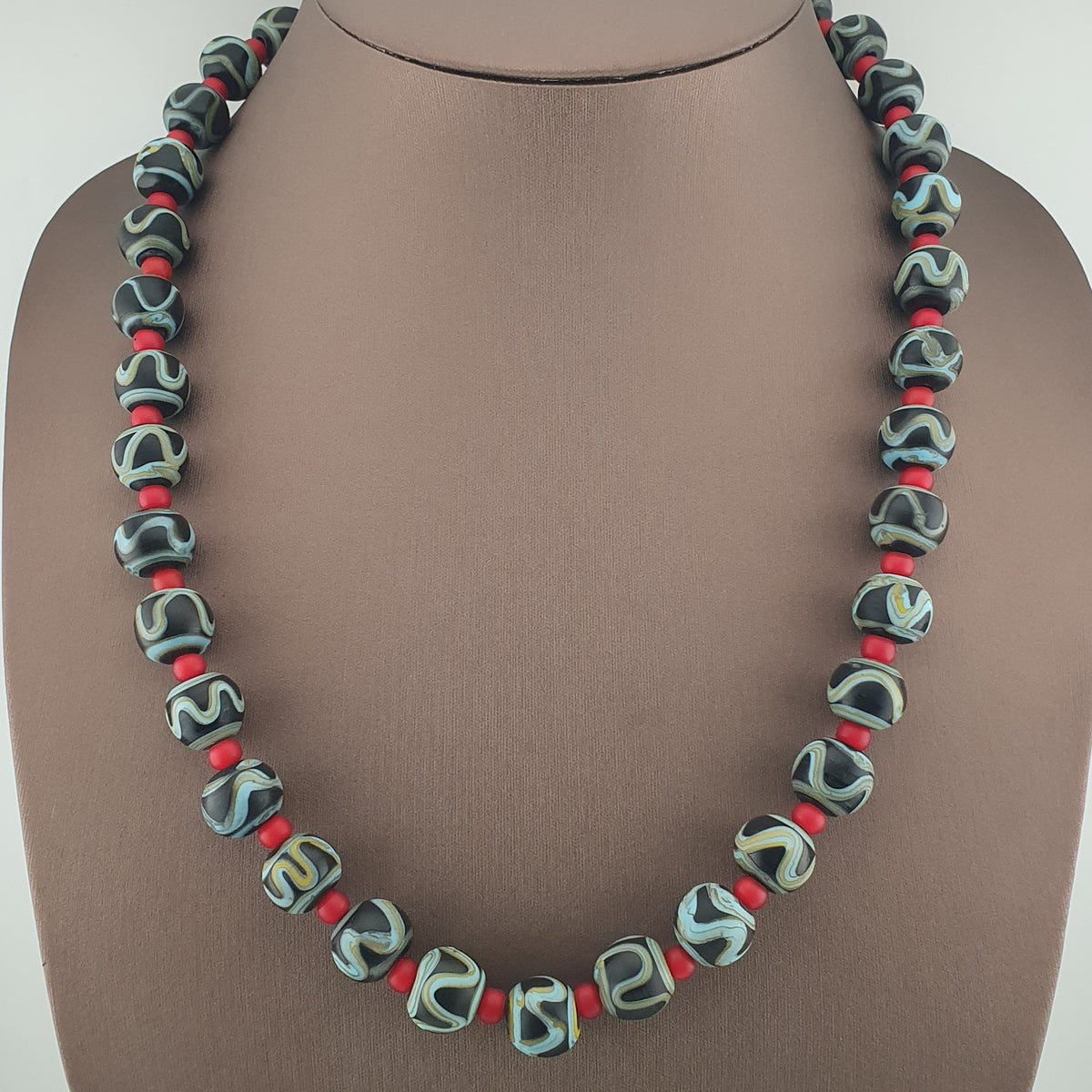 Collier ancien perles vénitiennes motif zigzag et perles de verre WhiteHeart de Venise