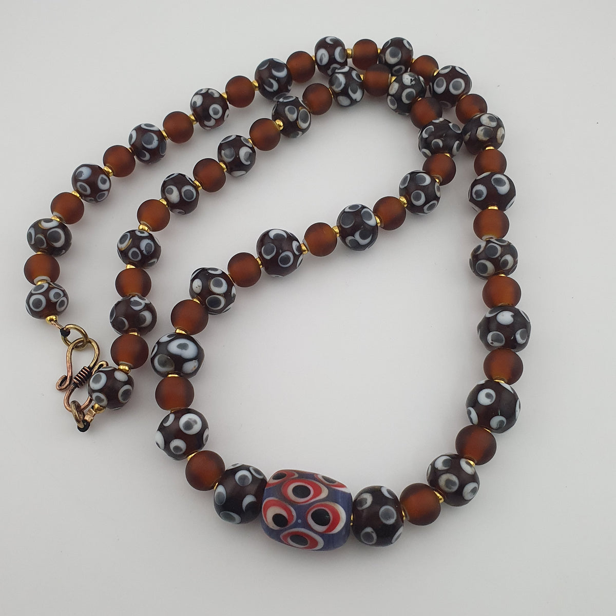 Collier de perles vénitiennes antiques façon skunk et perles de verre marron de style africain