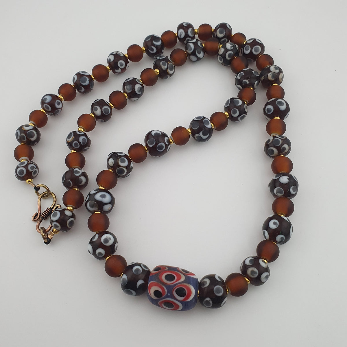 Collier de perles vénitiennes antiques façon skunk et perles de verre marron de style africain