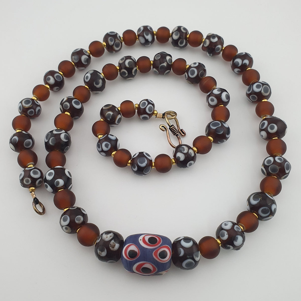 Collier de perles vénitiennes antiques façon skunk et perles de verre marron de style africain