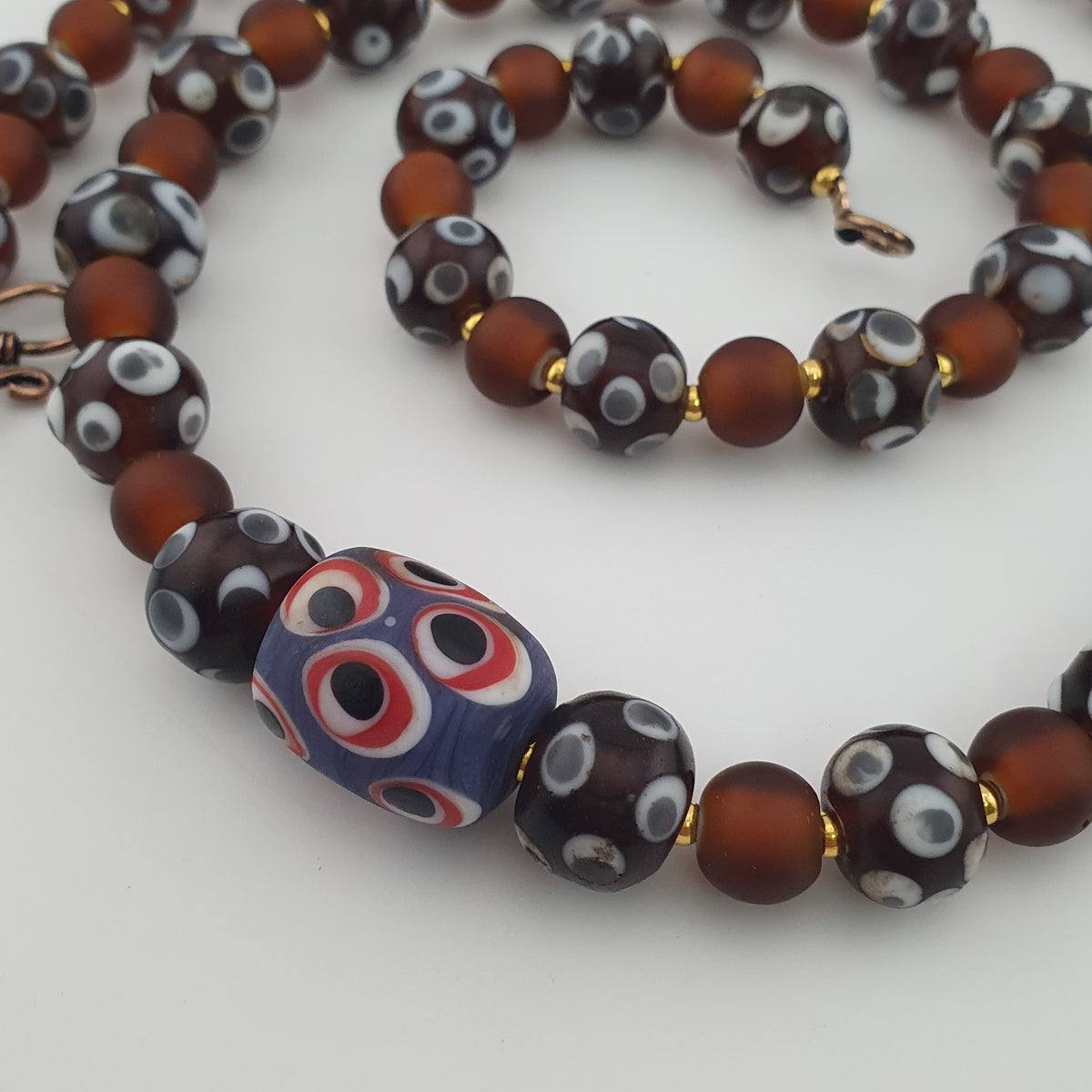 Collier de perles vénitiennes antiques façon skunk et perles de verre marron de style africain