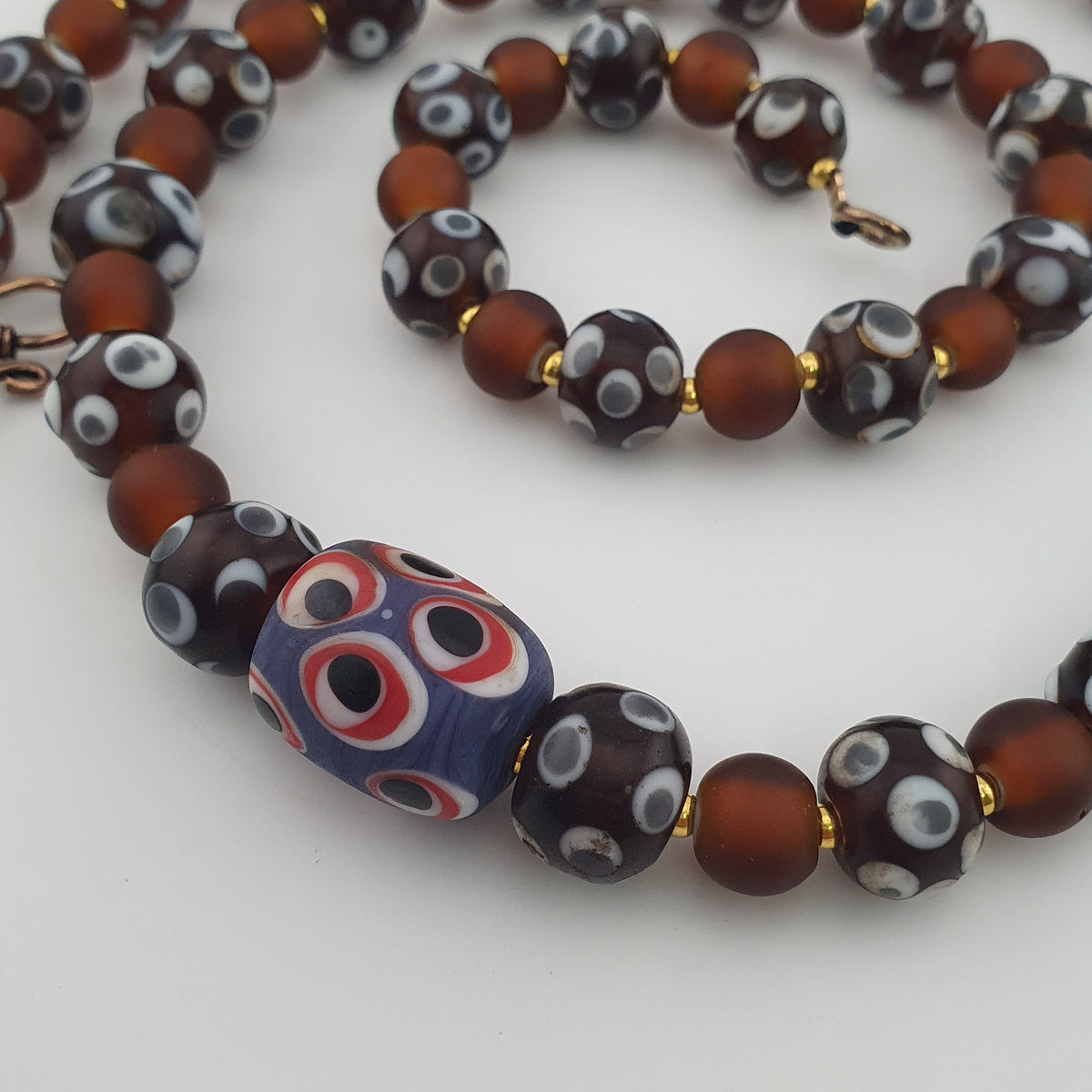 Collier de perles vénitiennes antiques façon skunk et perles de verre marron de style africain