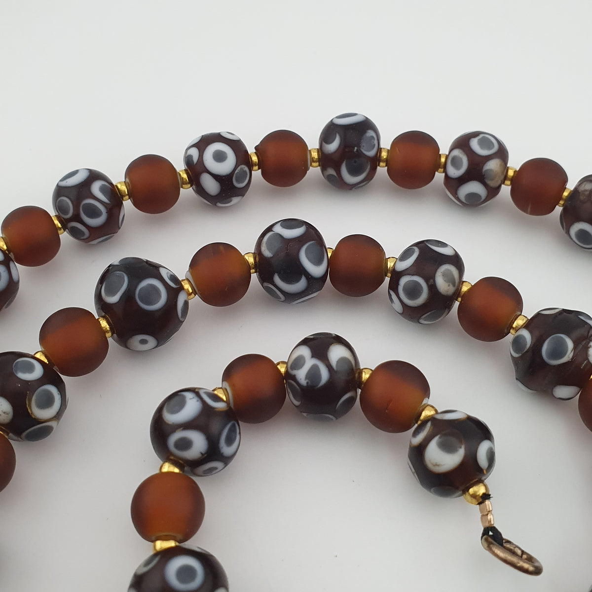 Collier de perles vénitiennes antiques façon skunk et perles de verre marron de style africain