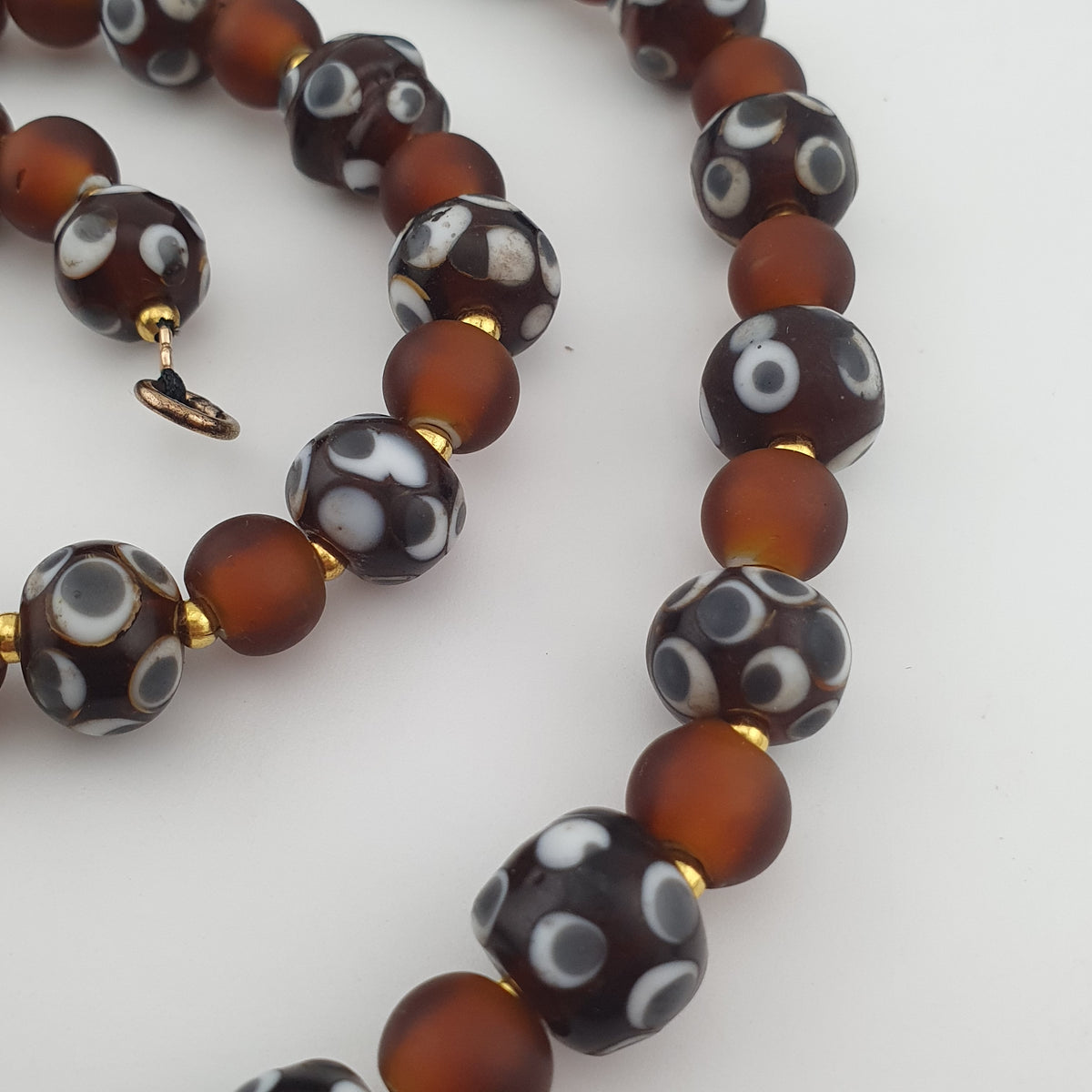 Collier de perles vénitiennes antiques façon skunk et perles de verre marron de style africain