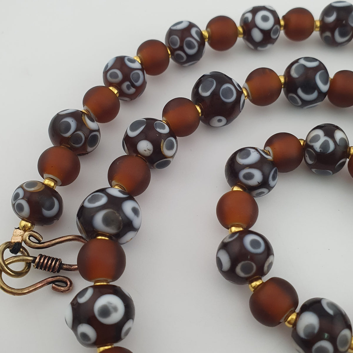 Collier de perles vénitiennes antiques façon skunk et perles de verre marron de style africain