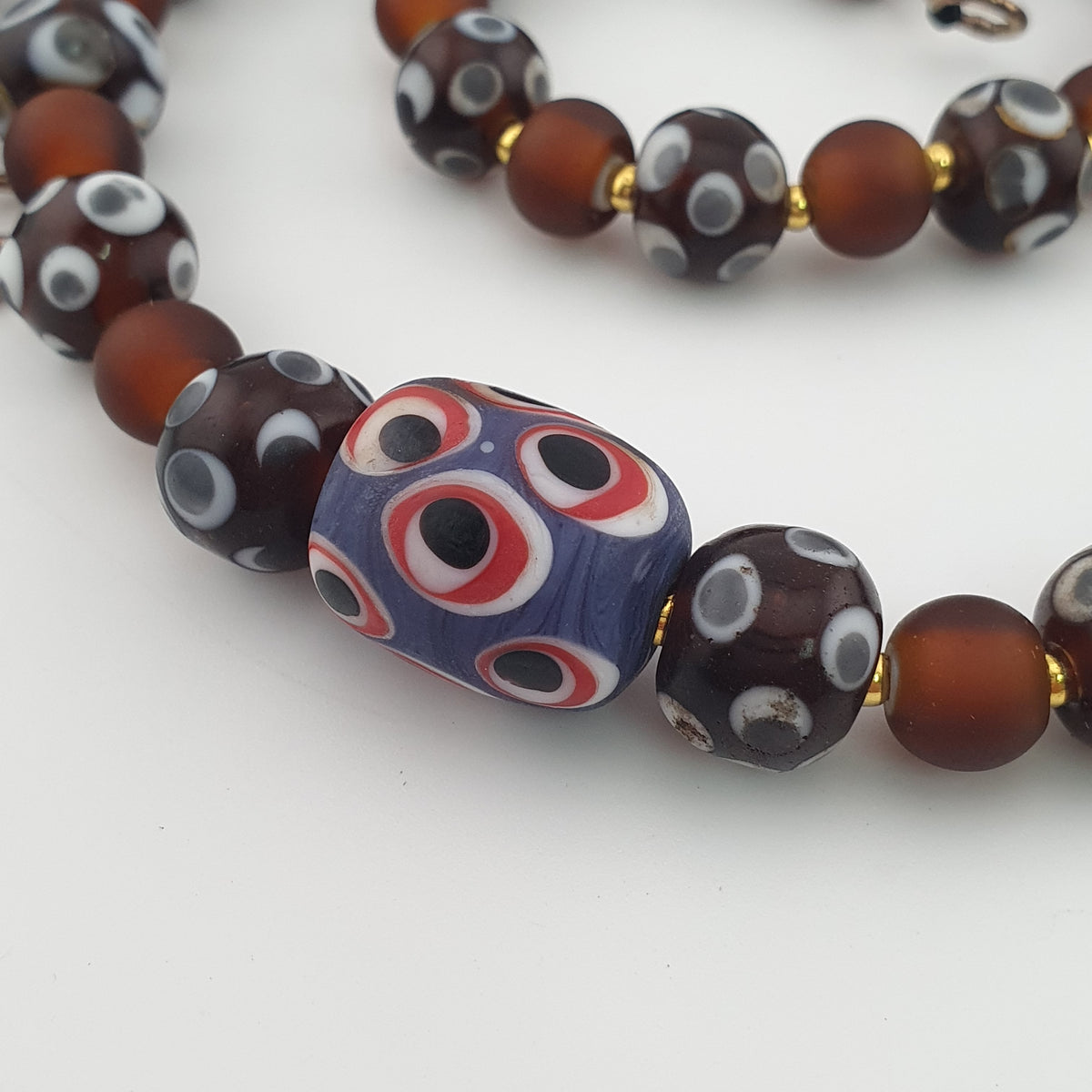Collier de perles vénitiennes antiques façon skunk et perles de verre marron de style africain