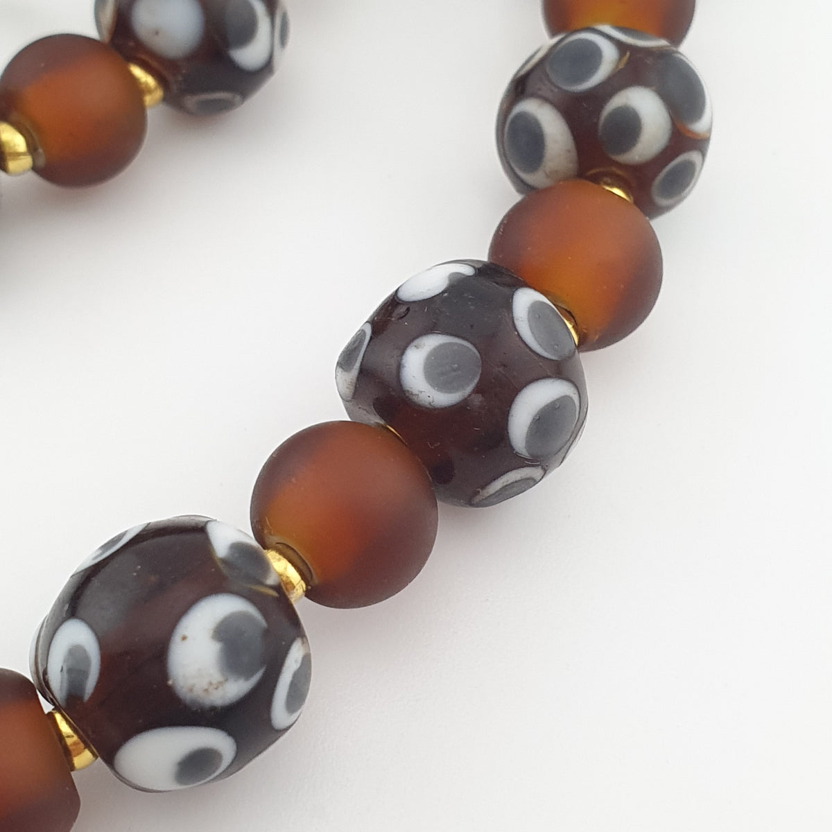 Collier de perles vénitiennes antiques façon skunk et perles de verre marron de style africain