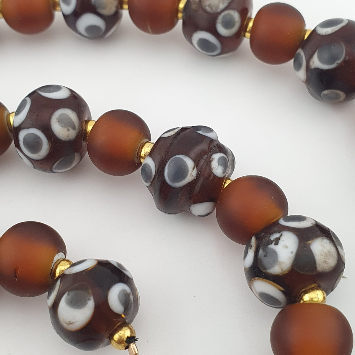 Collier de perles vénitiennes antiques façon skunk et perles de verre marron de style africain