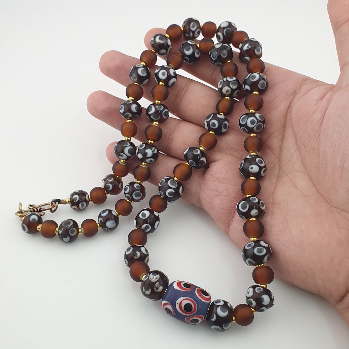 Collier de perles vénitiennes antiques façon skunk et perles de verre marron de style africain