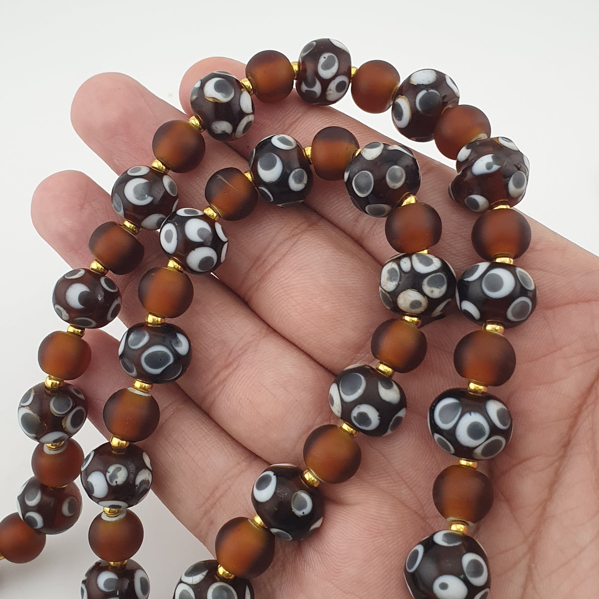 Collier de perles vénitiennes antiques façon skunk et perles de verre marron de style africain