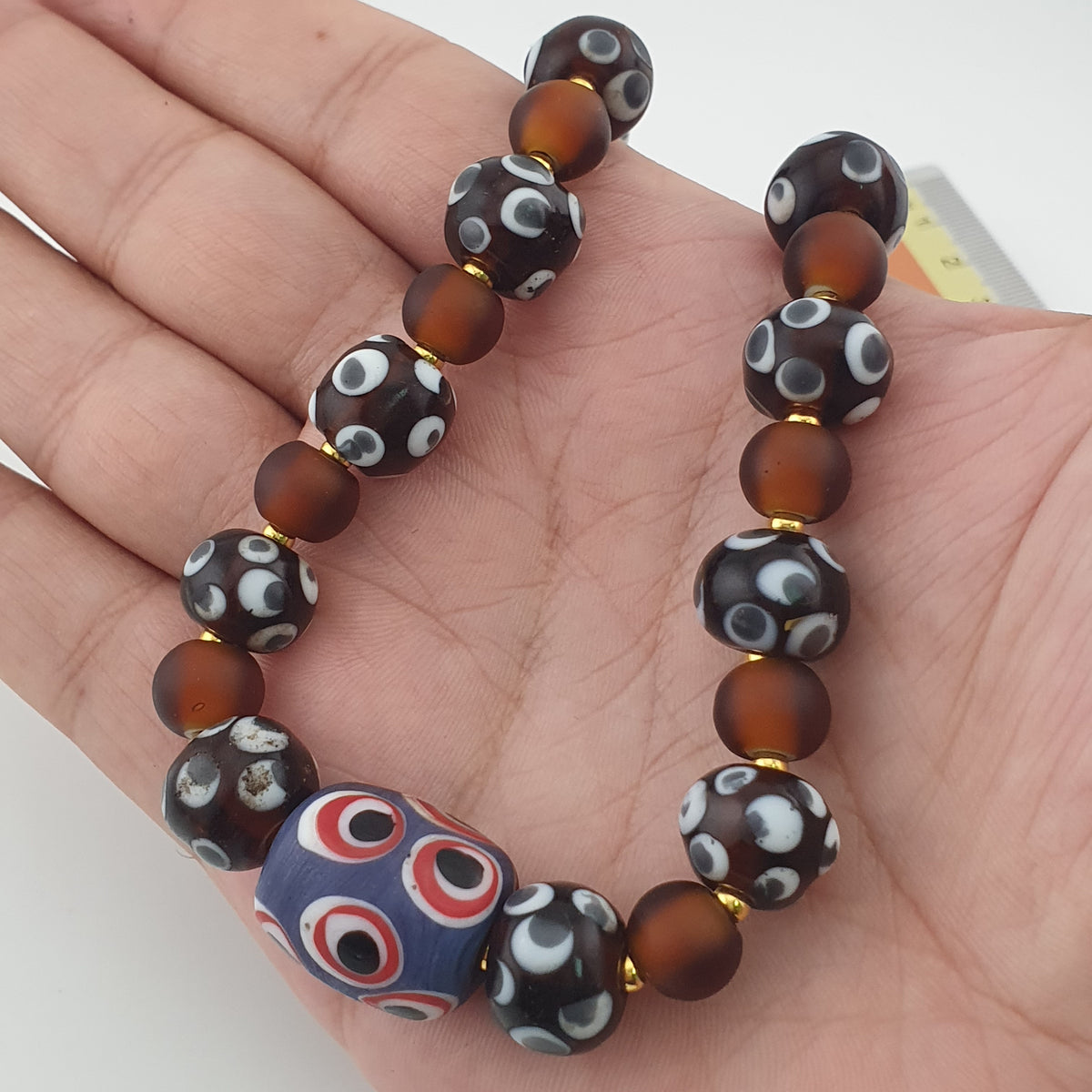 Collier de perles vénitiennes antiques façon skunk et perles de verre marron de style africain