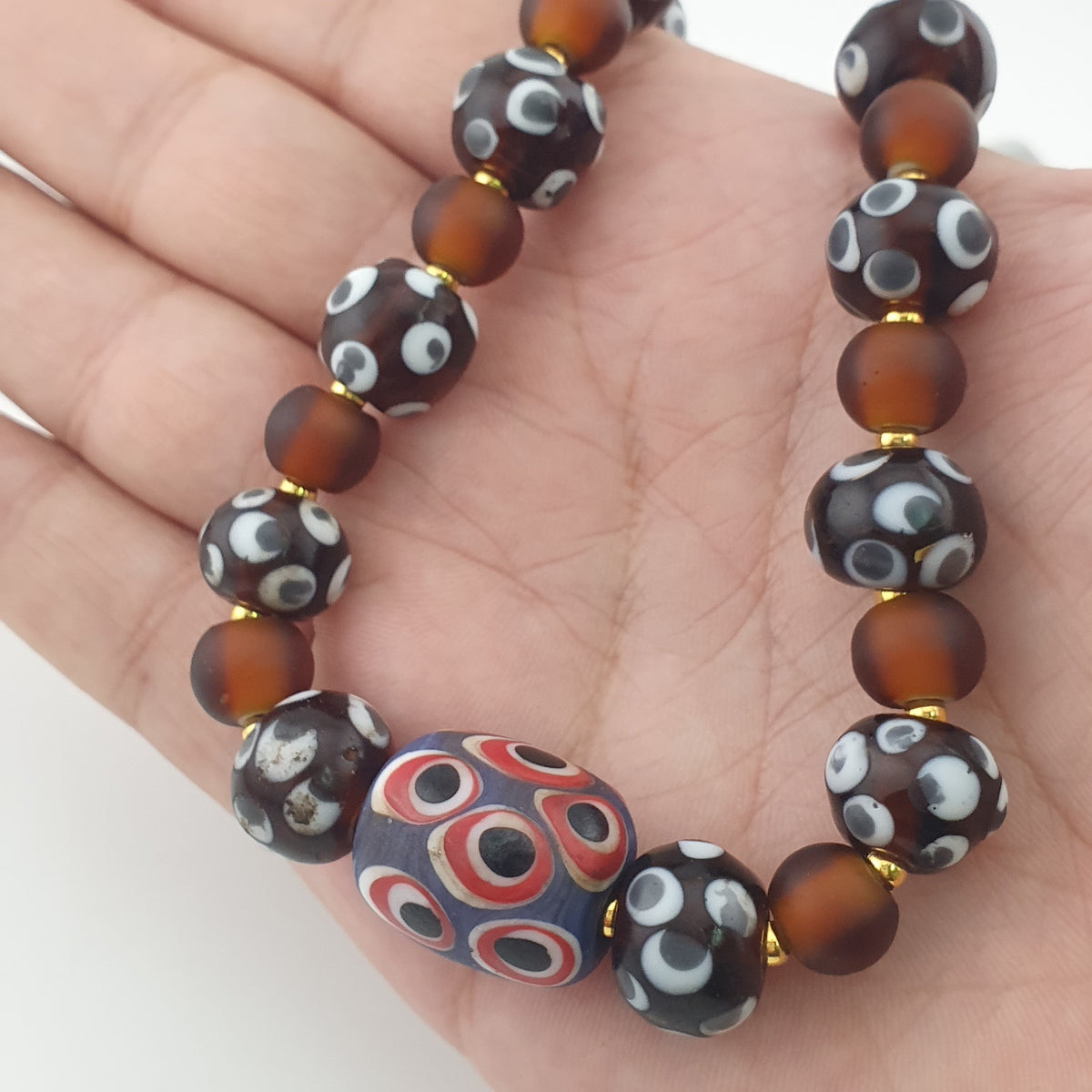 Collier de perles vénitiennes antiques façon skunk et perles de verre marron de style africain