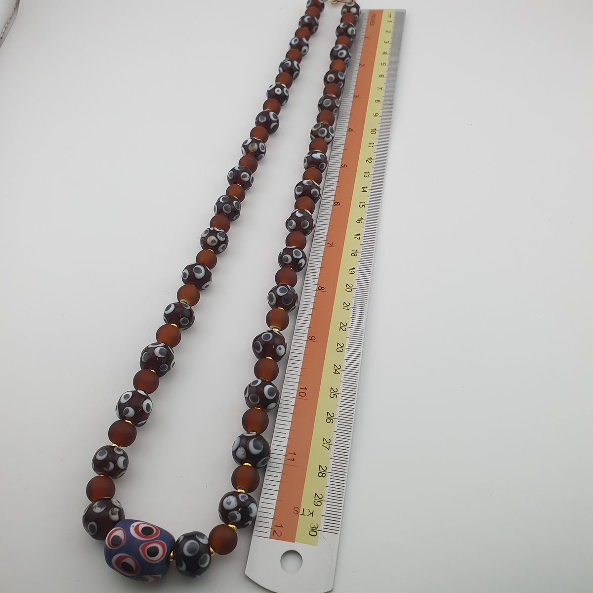 Collier de perles vénitiennes antiques façon skunk et perles de verre marron de style africain