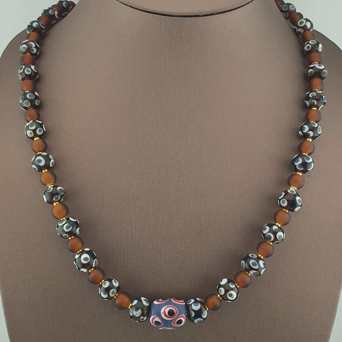 Collier de perles vénitiennes antiques façon skunk et perles de verre marron de style africain