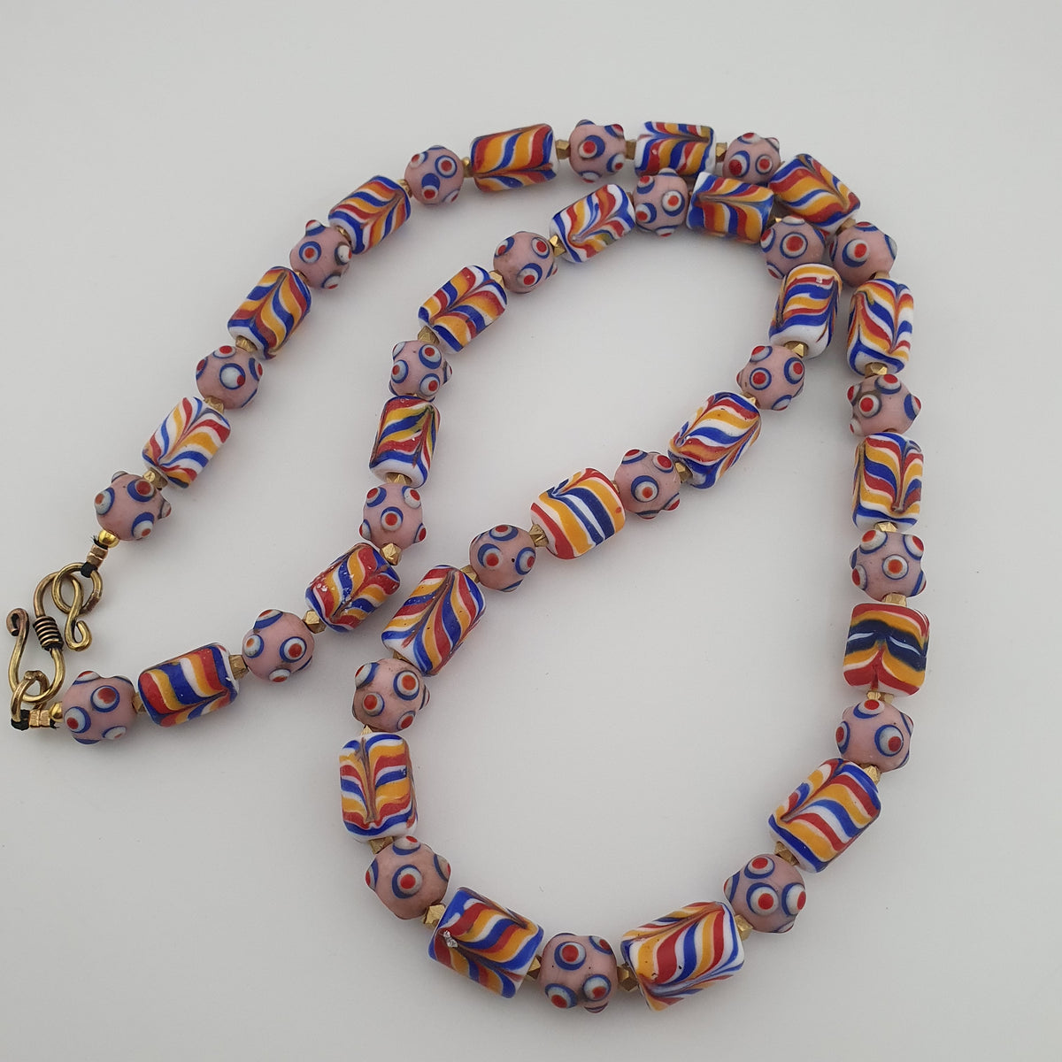 Collier de perles en verre œil de moufette rose, style vénitien antique, motif plume