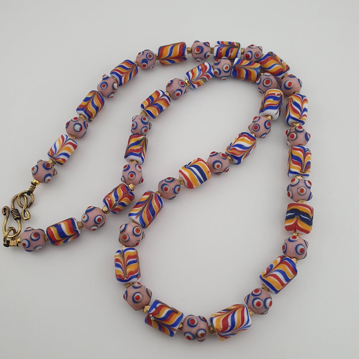 Collier de perles en verre œil de moufette rose, style vénitien antique, motif plume