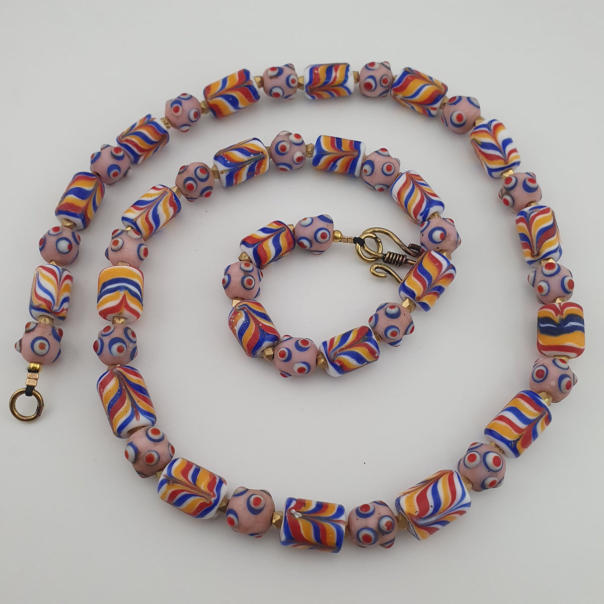 Collier de perles en verre œil de moufette rose, style vénitien antique, motif plume